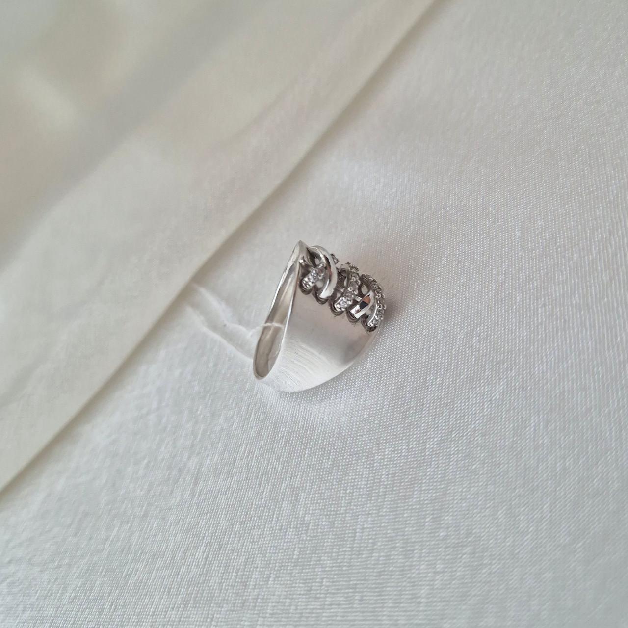 Каблучка широка руан з білими каменями срібло 925 проби родоване р. 18,5 5,31 г (1903р) - фото 8 Каблучка широка руан з білими каменями срібло 925 проби родоване р. 18,5 5,31 г (1903р) - фото 8