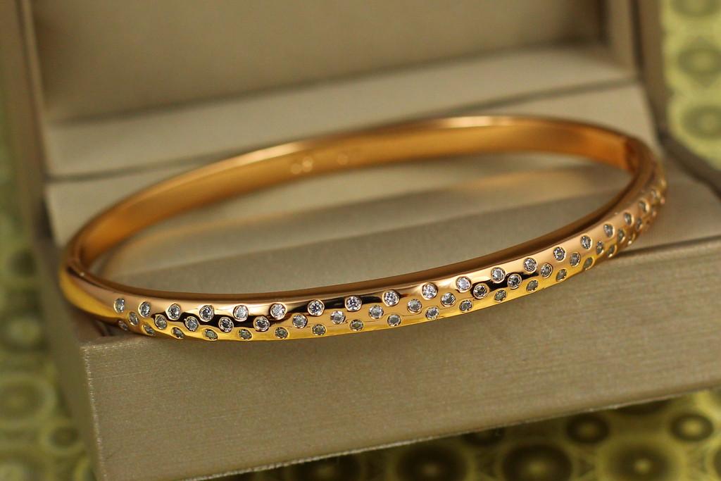 Браслет бэнгл Xuping Jewelry Огурчик 60 мм х 5 мм на руку 17-19 см Золотистый