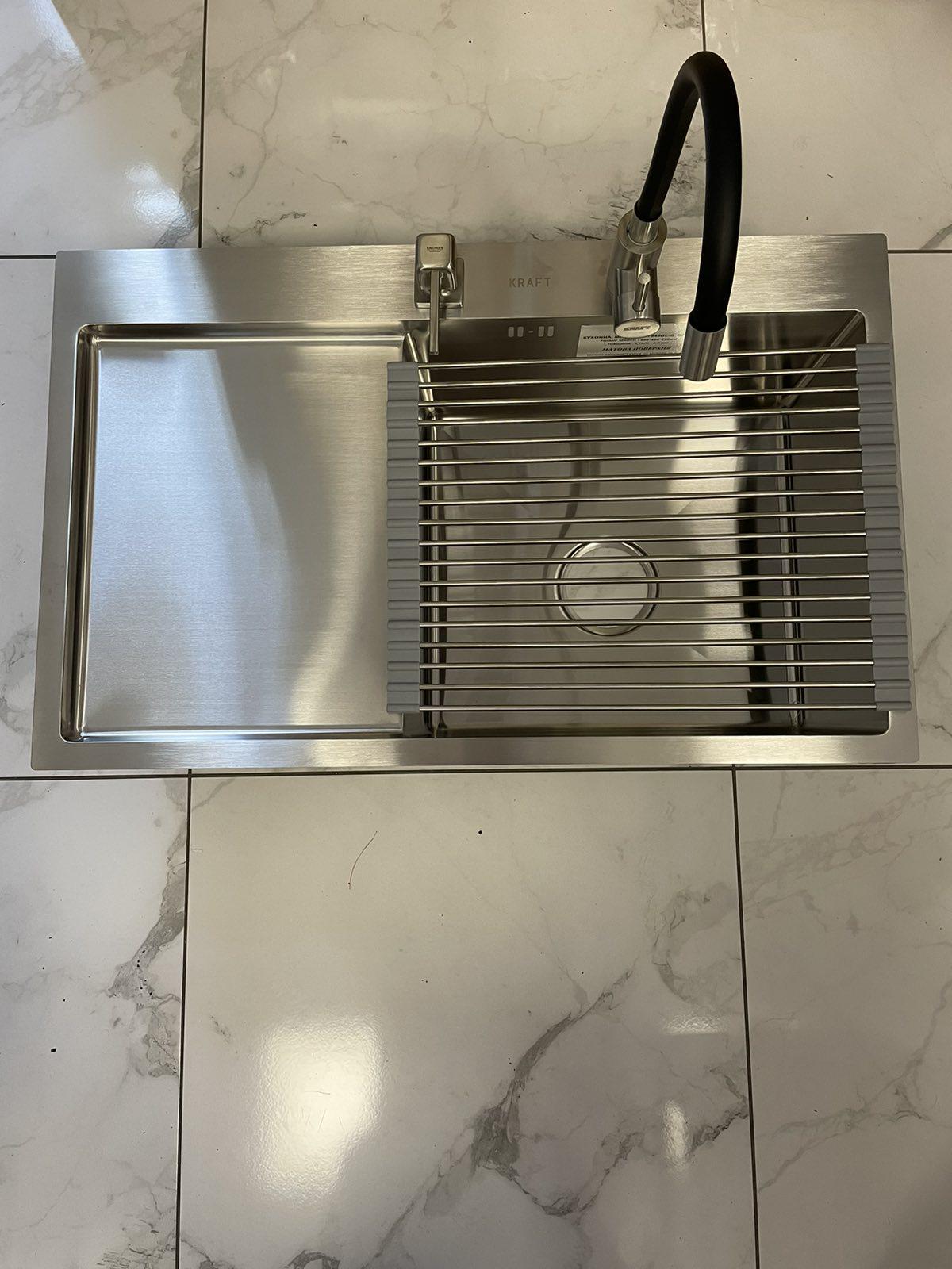 Мойка кухонная Kraft 7849 ВR правая чаша из нержавеющей стали со смесителем с гибким гусаком