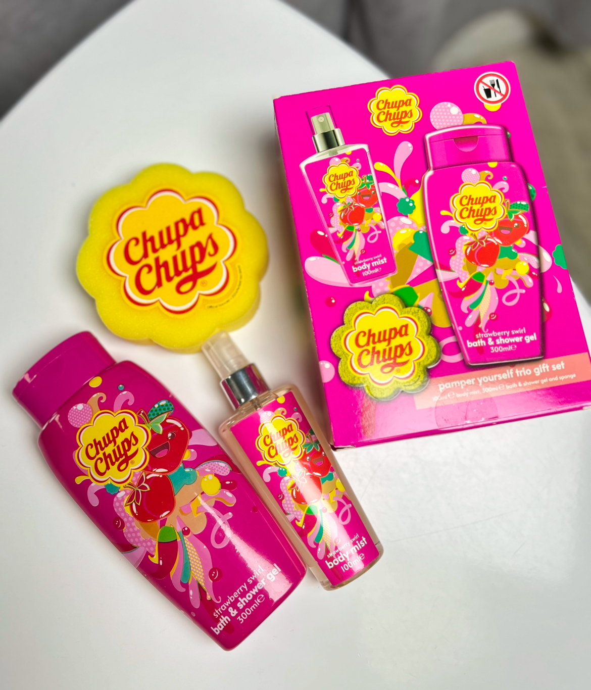 Подарунковий набір WonderNice Chupa Chups Trio Gift Set з ароматом полуниці/гель для душу 300 мл/міст 100 мл/губка (Т000417) - фото 2