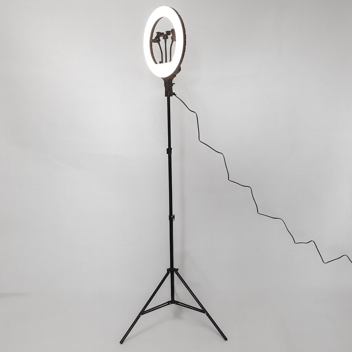 Кольцевая лампа LED со штативом Soft Ring с тремя держателями для телефона 36 см (RL-14-А) - фото 5 Кольцевая лампа LED со штативом Soft Ring с тремя держателями для телефона 36 см (RL-14-А) - фото 5