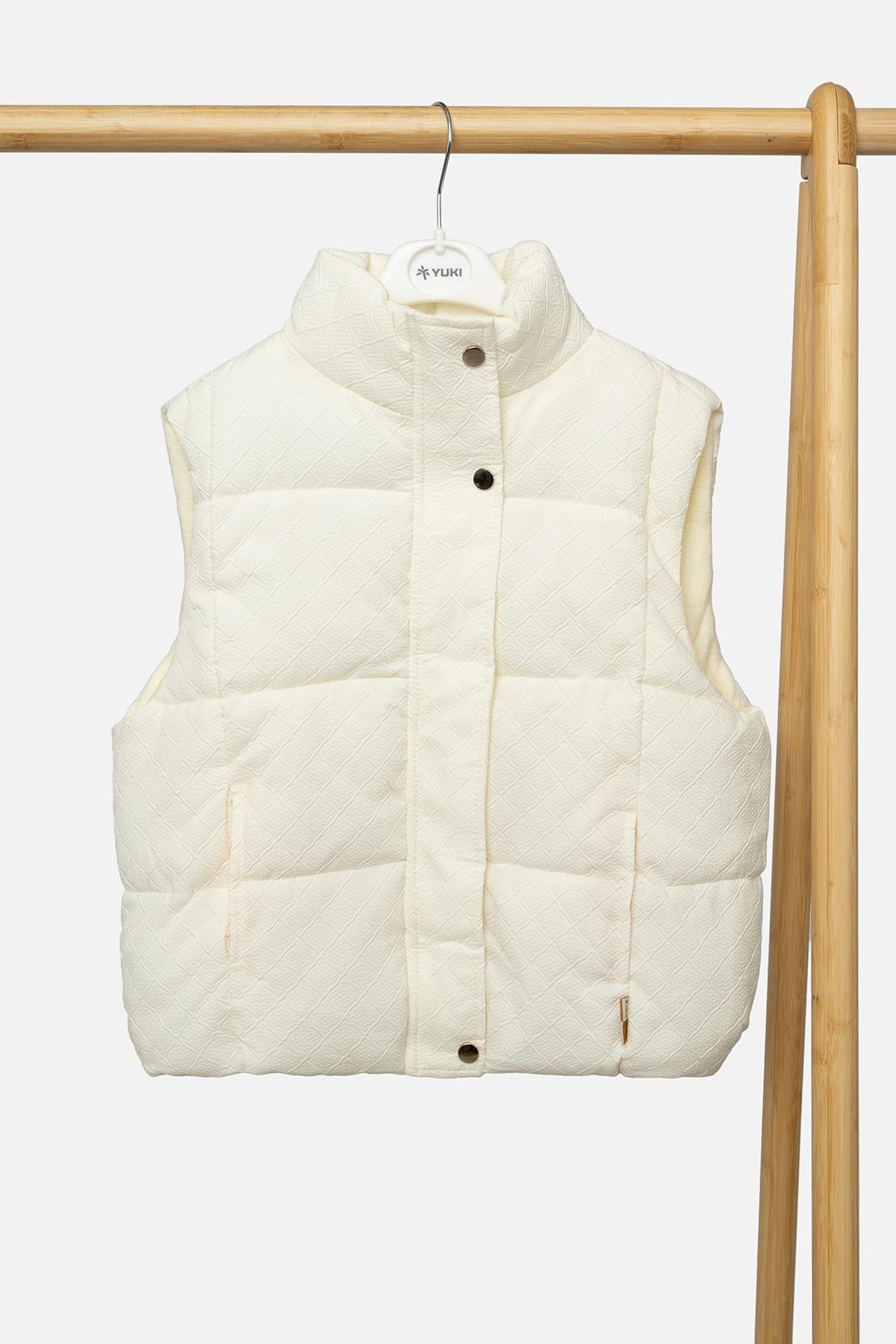 Жилет для девочки утепленный 116 см Молочный (SKT000965926)