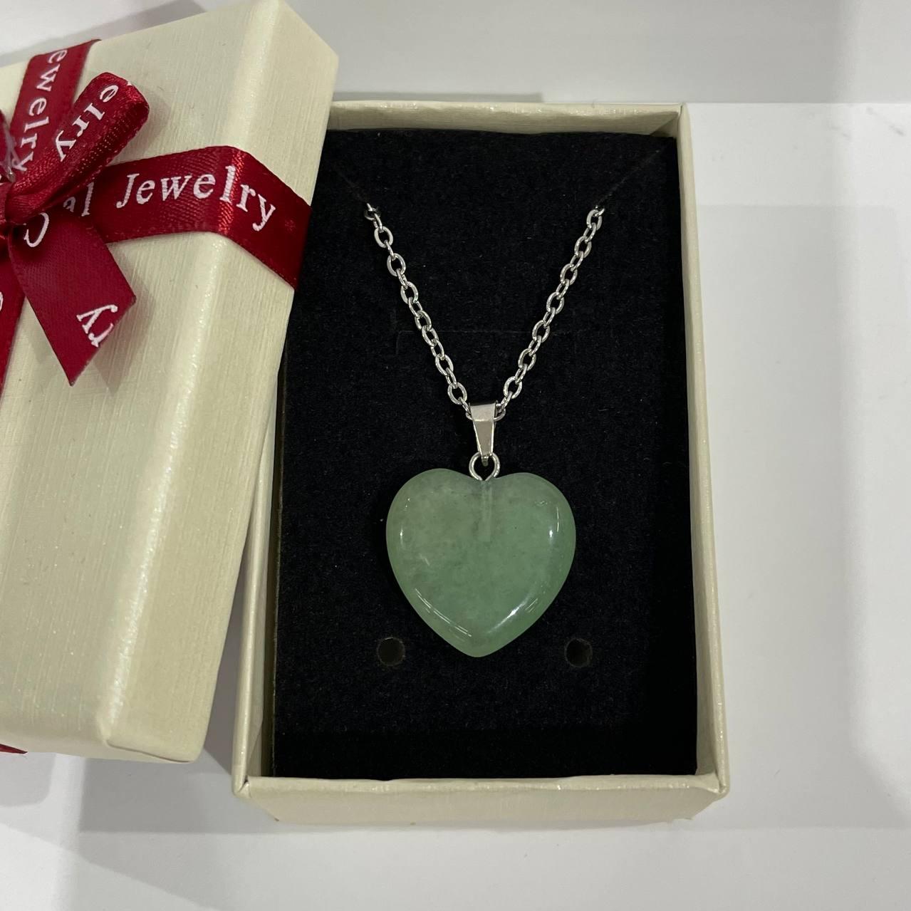 Кулон с натуральным камнем нефрит в форме сердца на ювелирной цепочке 19 мм (2070372577)