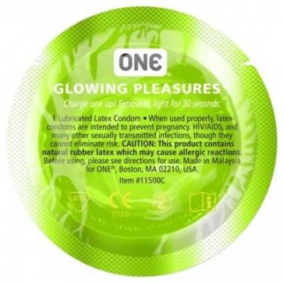 Презерватив One Glowiing Pleasures светящийся в темноте гладкий (ON222073)