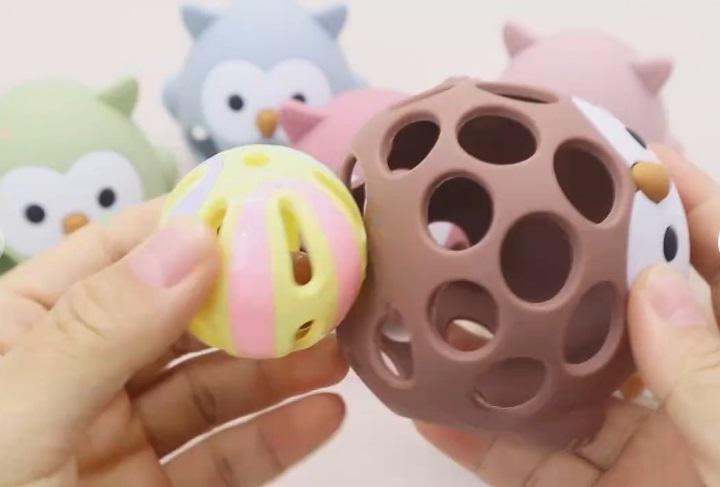 Набір дитячого посуду Cheeks з гризунком прорізувачем-брязкальцем Бежевий (28110864) - фото 6