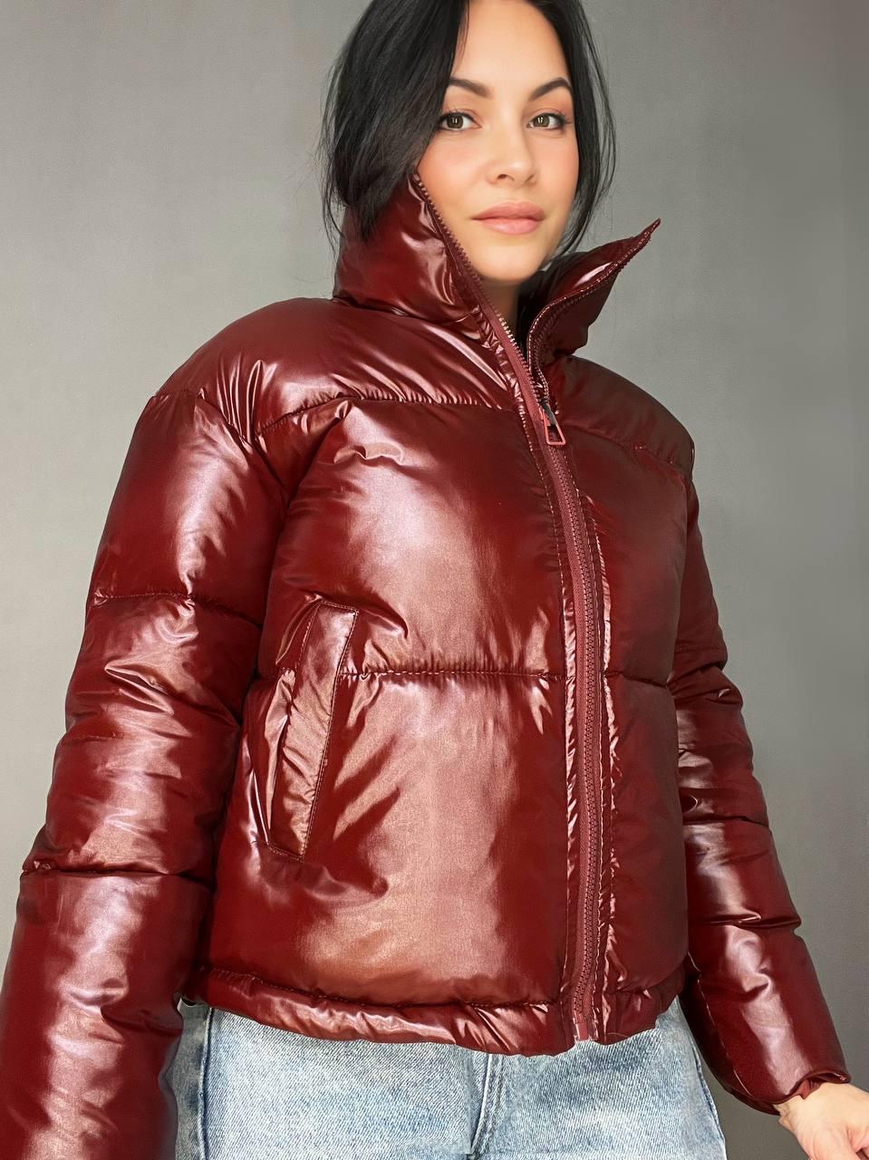 Куртка женская Lady Yep 9073 глянцевая пуффер с карманами без капюшона короткая р. 44 Бордовый (3535) - фото 8