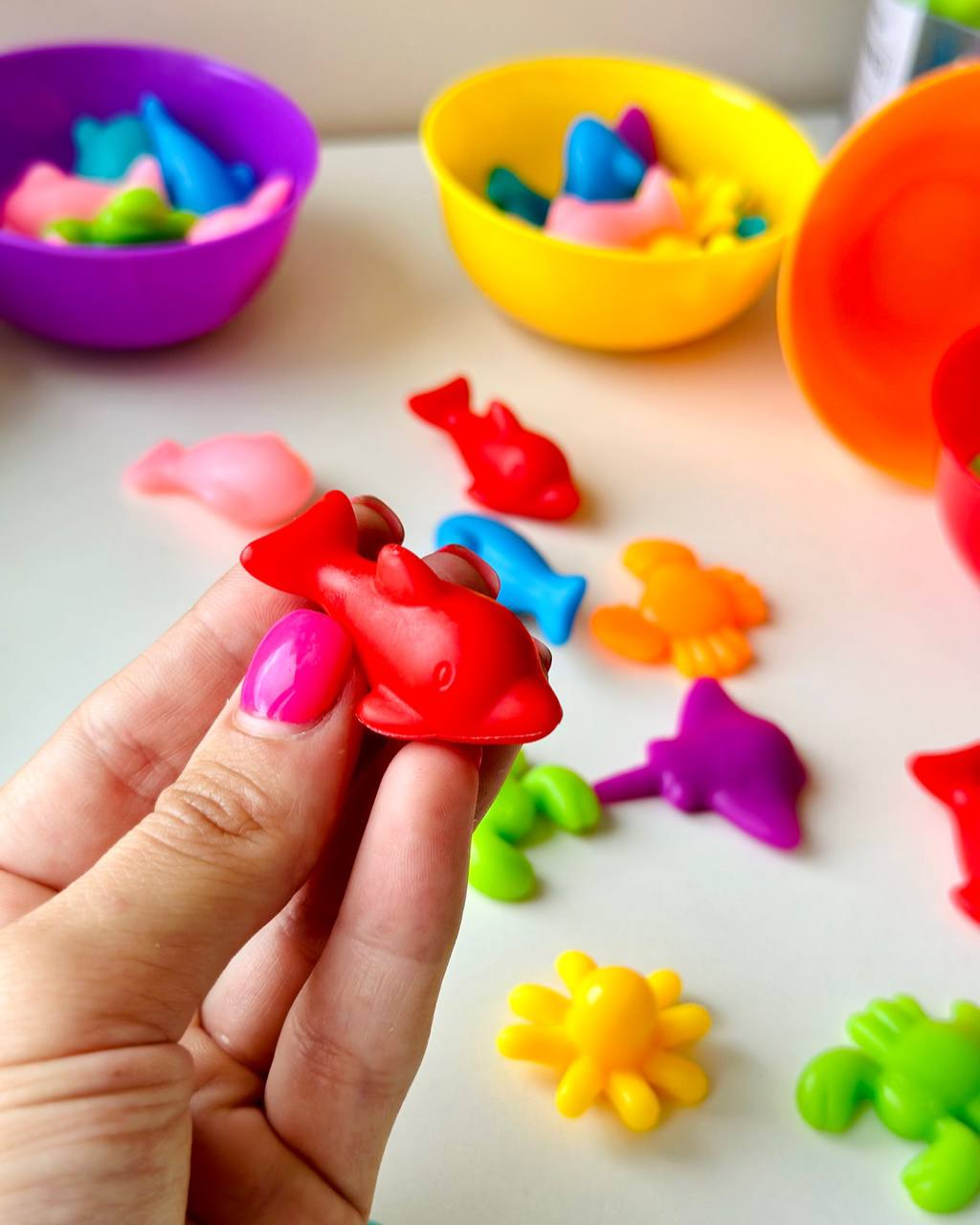 Розвиваюча гра Fun Game FD2188-16 Сортер Монтессорі сортуй по кольорам з пінцетами та тарілочками Морські мешканці (1905297112) - фото 4 Розвиваюча гра Fun Game FD2188-16 Сортер Монтессорі сортуй по кольорам з пінцетами та тарілочками Морські мешканці (1905297112) - фото 4