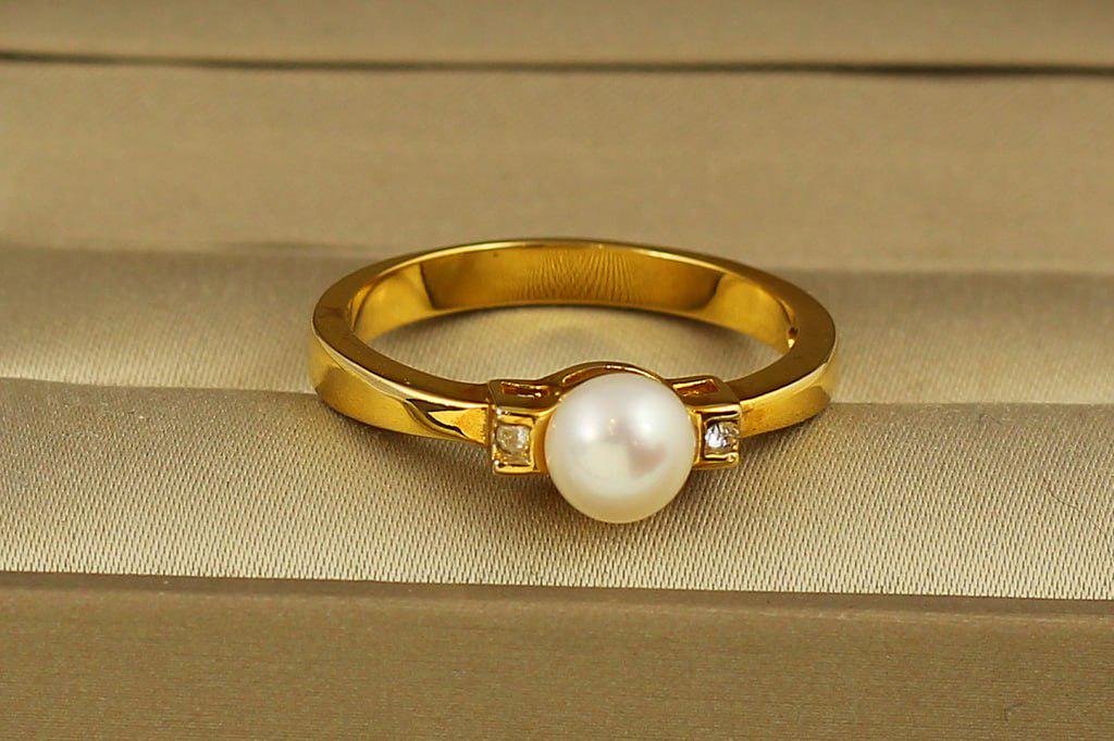 Кольцо натуральное речная жемчужина с двумя цирконами р. 17 Золотистый (29196914)