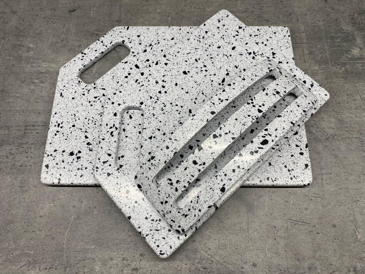 Набор досок кухонных Toffee Crunch из искусственного акрилового камня на подставке 2 шт. - фото 3 Набор досок кухонных Toffee Crunch из искусственного акрилового камня на подставке 2 шт. - фото 3