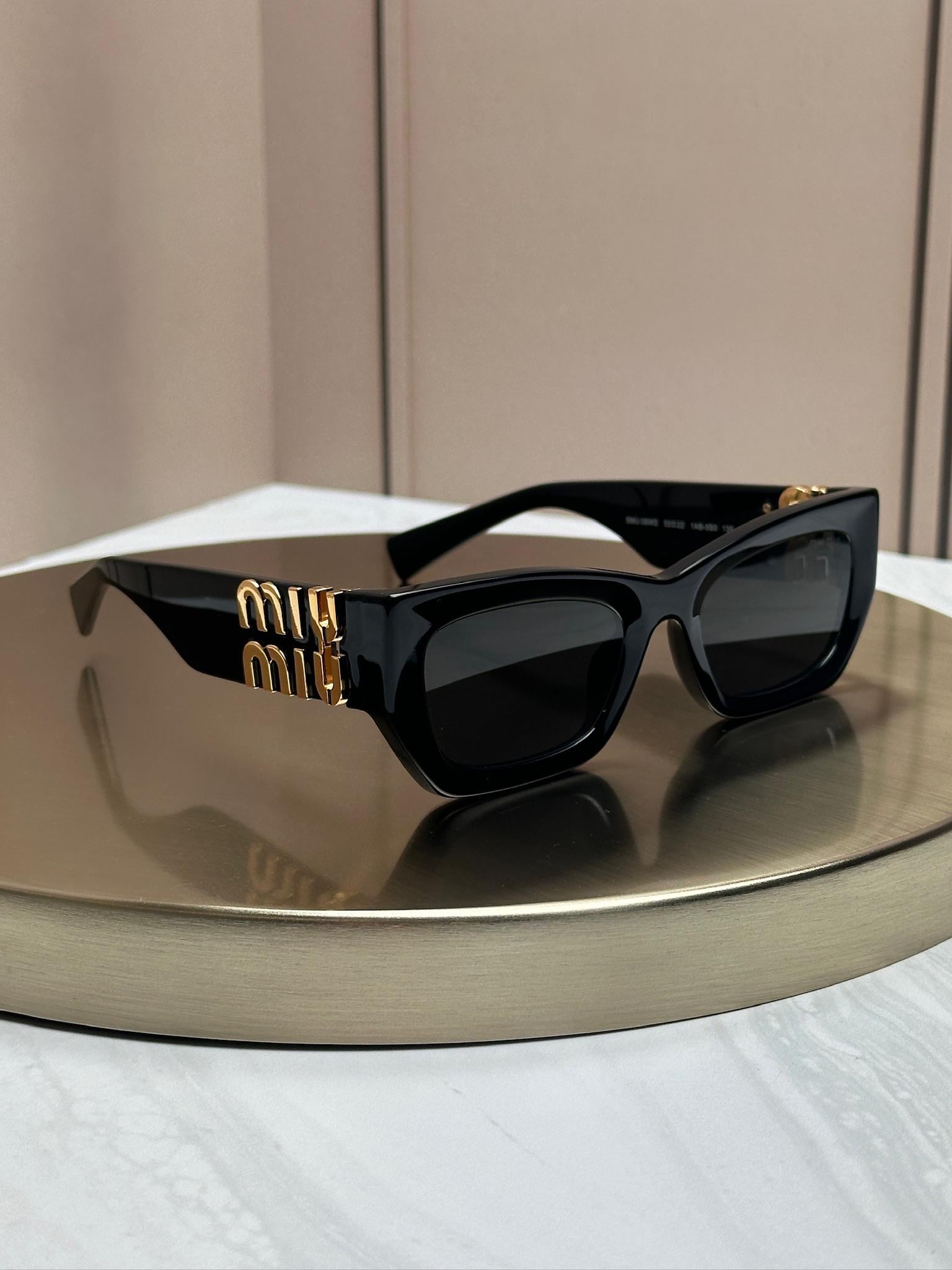 Солнцезащитные очки Miu Miu SMU 09WS прямоугольные с золотым логотипом серая линза женские Черный