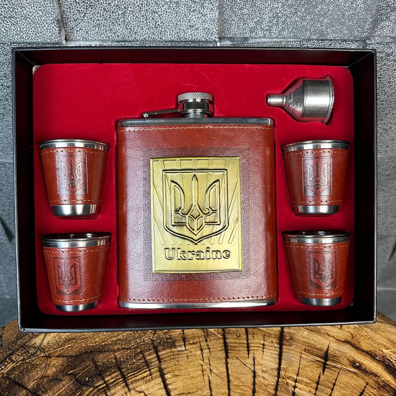 Набір фляга для алкоголю та 4 чарки з гербом у подарунковій коробці (61010) Набір фляга для алкоголю та 4 чарки з гербом у подарунковій коробці (61010)