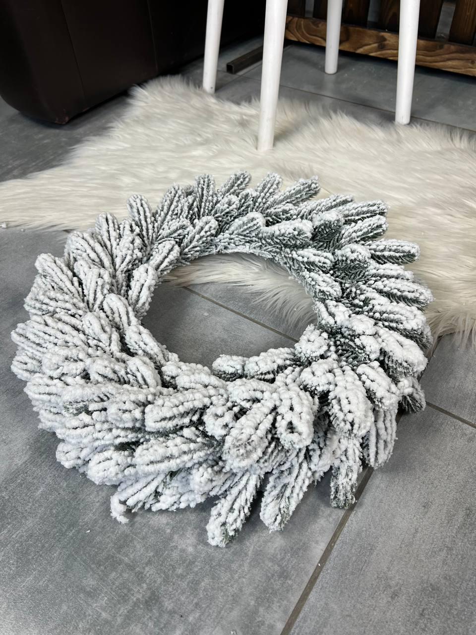 Новорічний засніжений вінок Роял зі штучної хвої 40 см Зелений (YA678609) - фото 3 Новорічний засніжений вінок Роял зі штучної хвої 40 см Зелений (YA678609) - фото 3