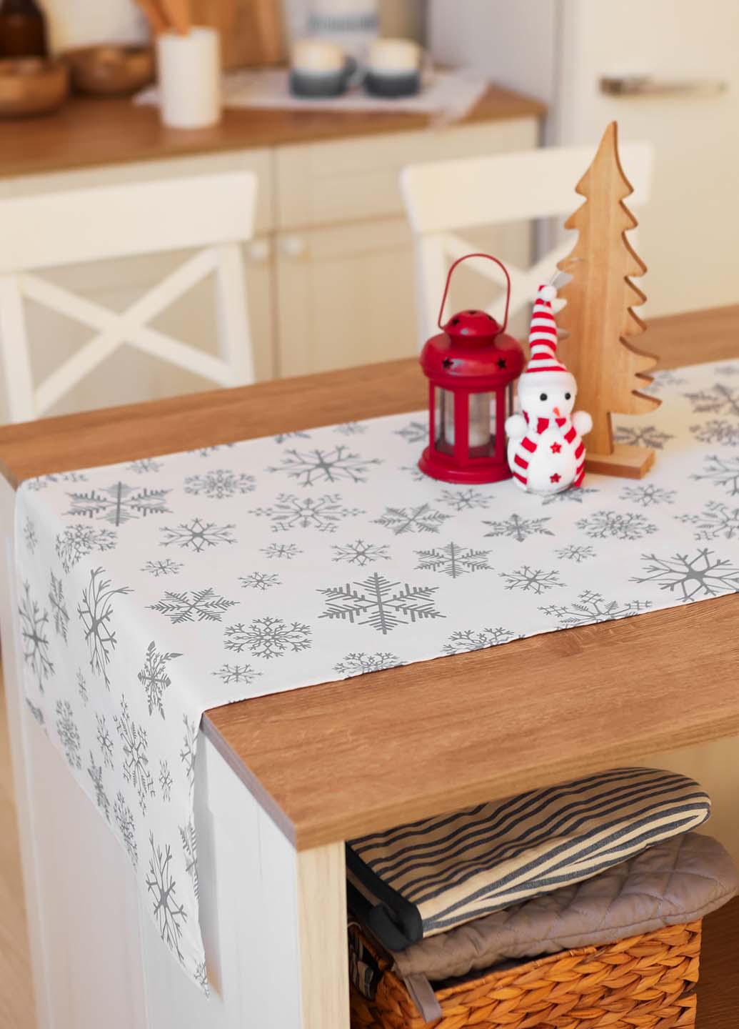 Скатерть-дорожка новогодняя Снежинки серые на белом 140х47 см (ссб14) - фото 2