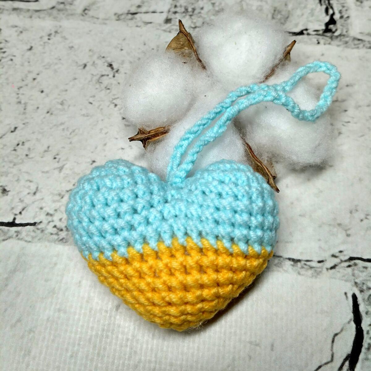 Брелок подвеска патриотичный Сердце Украина вязаный ручной работы амигуруми 6х5 см Желто-голубой (2022-3)