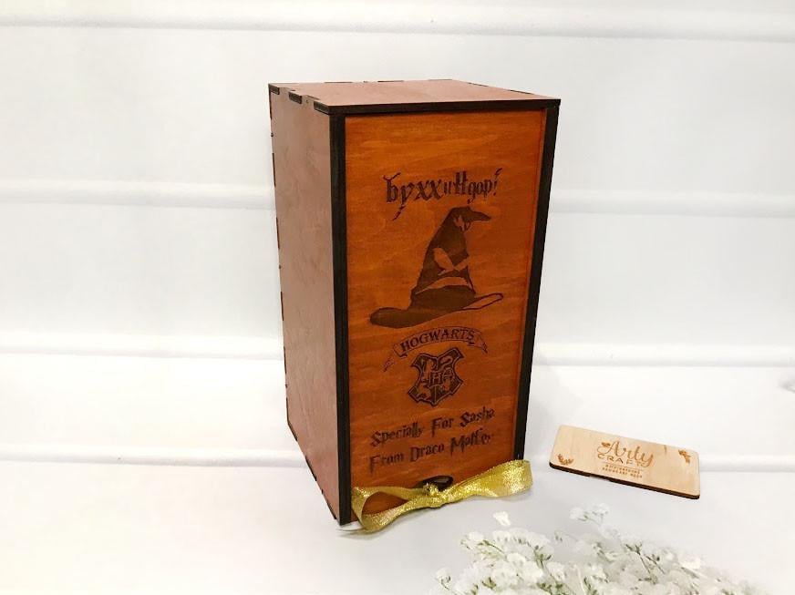 Бокал для вина Bohemia с гравировкой "БУХЛЯ" в деревянной коробке с надписью "Буххиндор" 570 мл Красное дерево (1408) - фото 3 Бокал для вина Bohemia с гравировкой "БУХЛЯ" в деревянной коробке с надписью "Буххиндор" 570 мл Красное дерево (1408) - фото 3