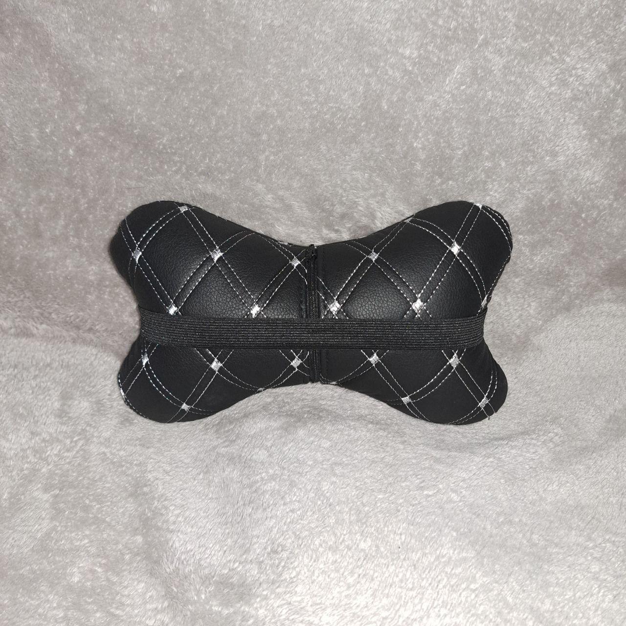 Подушка в машину з екошкіри 27x16x8 см Чорний (24191971) - фото 3 Подушка в машину з екошкіри 27x16x8 см Чорний (24191971) - фото 3