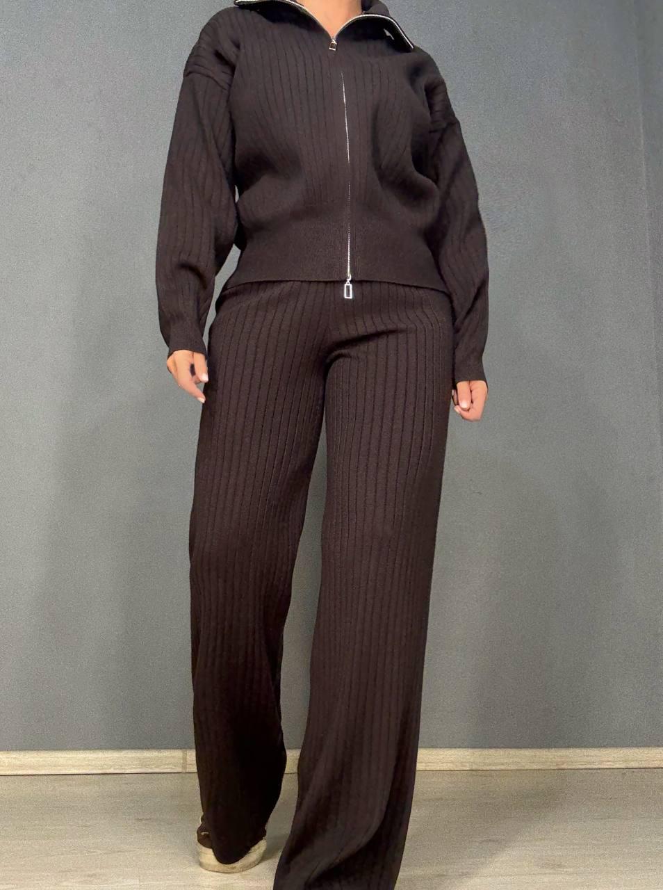 Костюм женский Joy One 376 вязаный в рубчик с кофтой на молнии и брюками палаццо OS Коричневый (5600) - фото 7 Костюм женский Joy One 376 вязаный в рубчик с кофтой на молнии и брюками палаццо OS Коричневый (5600) - фото 7