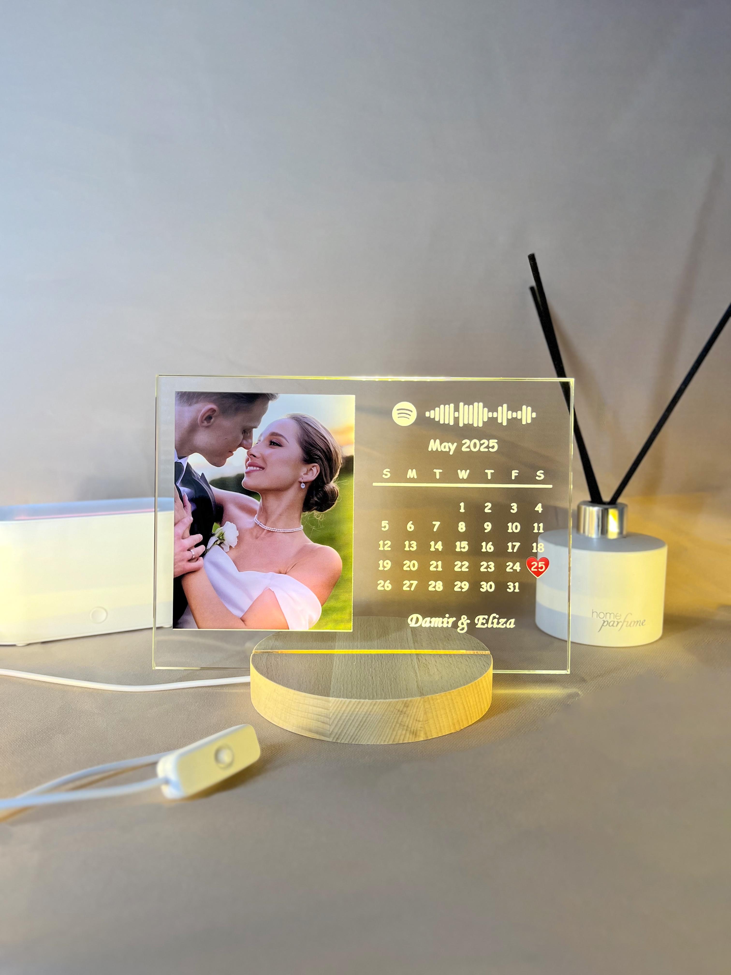 Скляний постер з LED-підсвіткою А5 дерев'яна кругла підставка (SPR2)