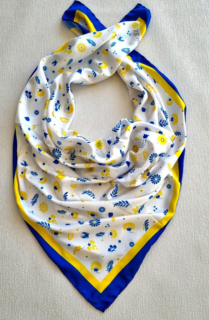 Платок женский патриотический шелковый Цветы на белом фоне 90х90 см Сине-желтый