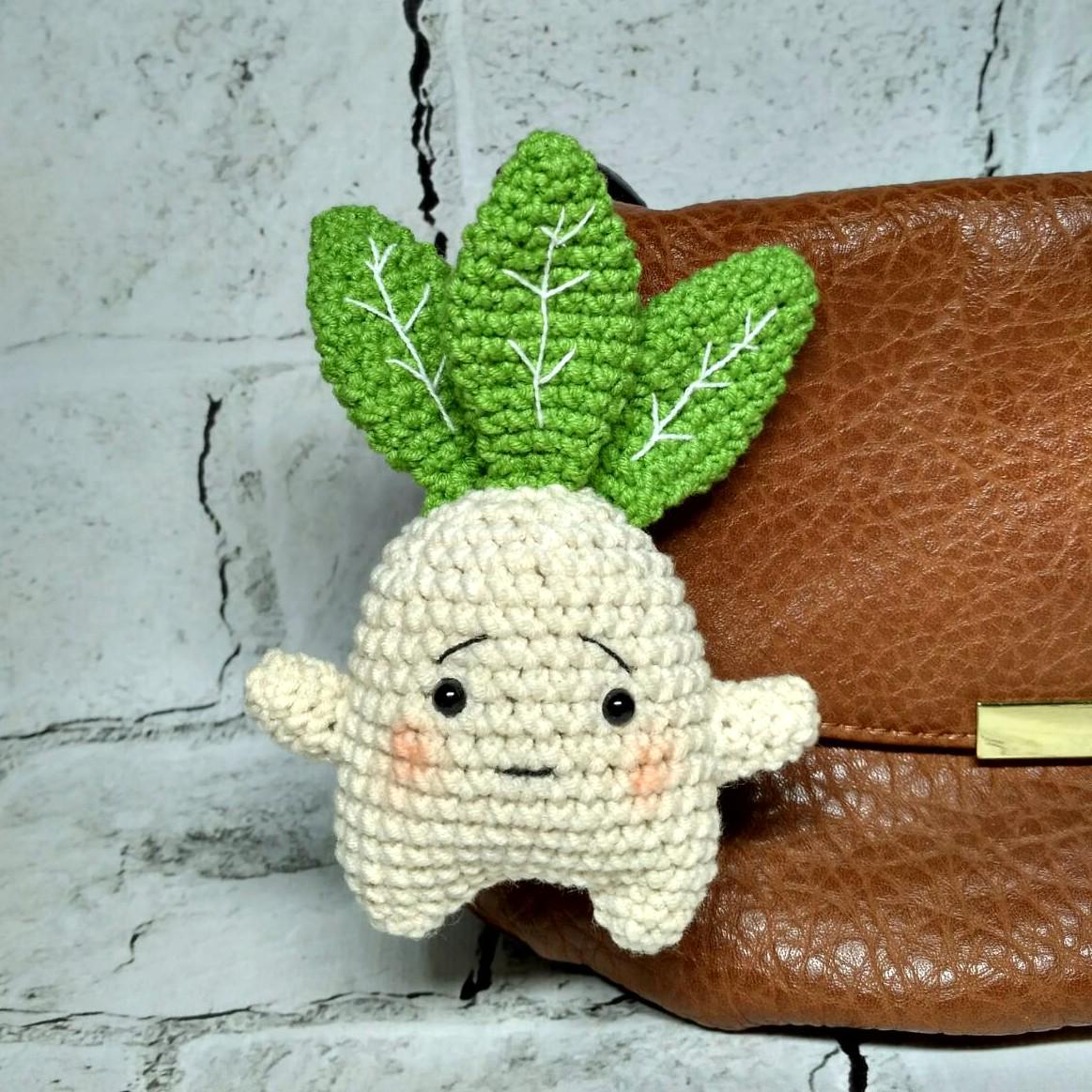 Брелок Мандрагора вязаный ручной работы амигуруми 12х6 см (202-86)