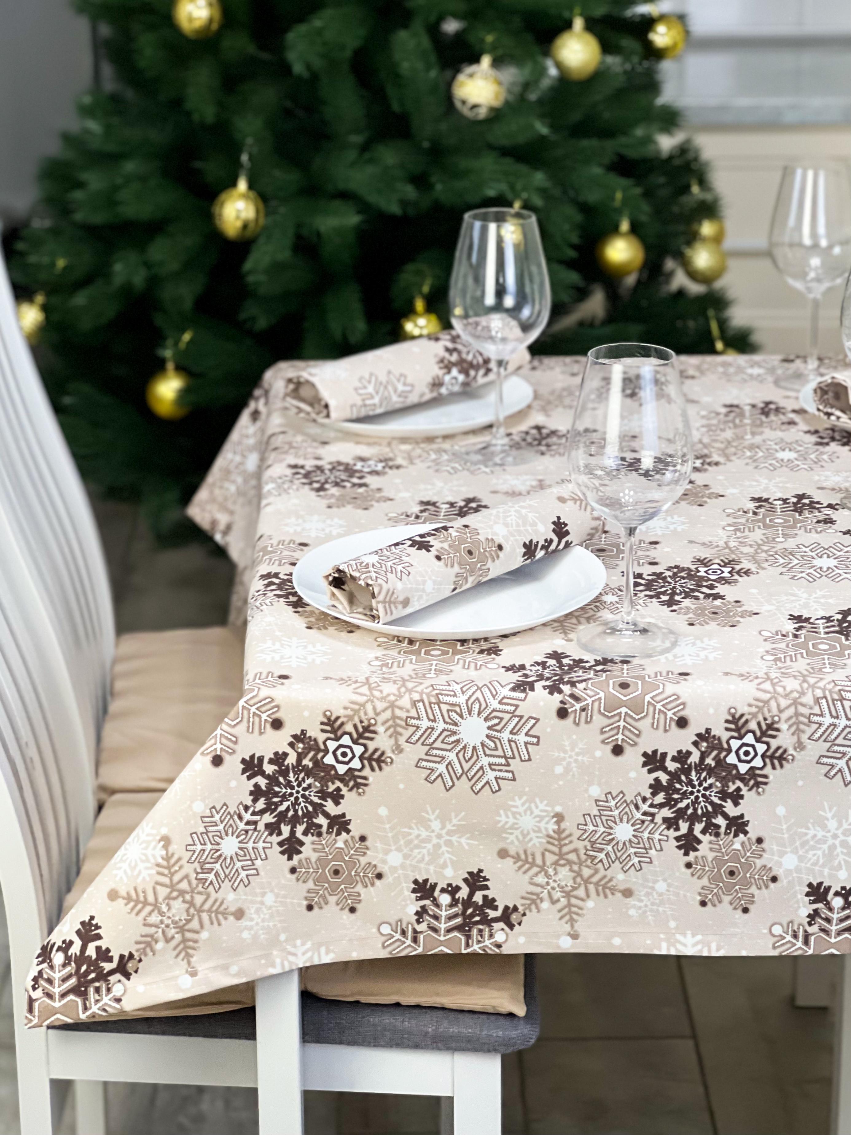 Скатертина новорічна водовідштовхувальна з принтом Танок сніжинок 140x100 см/2 серветок 30x40 см Бежевий (847-7)
