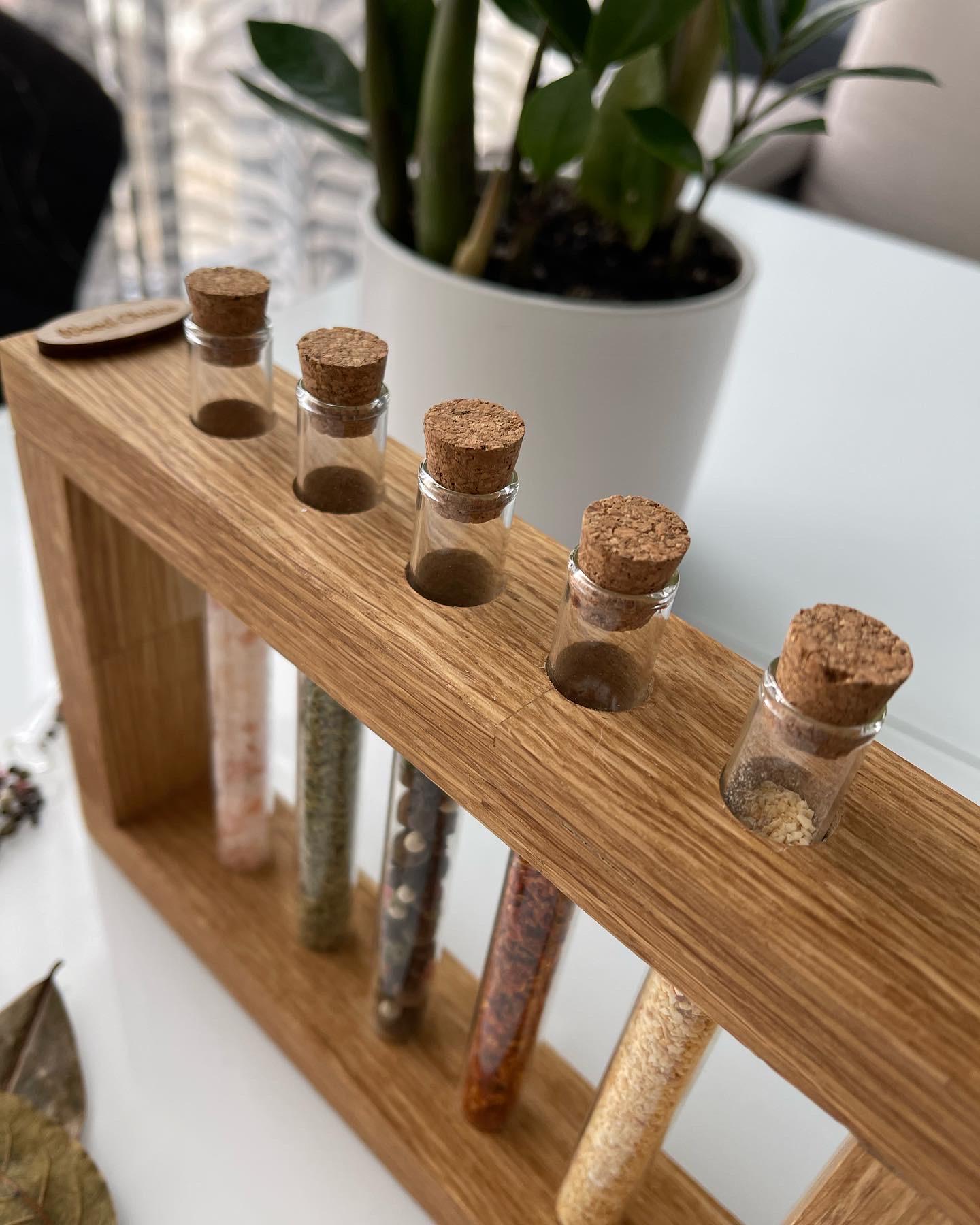 Набор емкостей для специй деревянный на подставке 5 колб 22х15х4 см (243) - фото 3 Набор емкостей для специй деревянный на подставке 5 колб 22х15х4 см (243) - фото 3