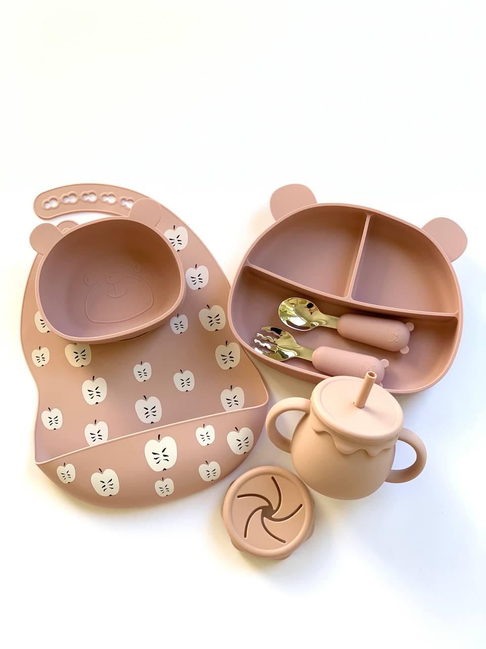 Набор силиконовой посуды для первого прикорма слюнявчик/тарелка на присоске/поильник Мишка/Яблочки Бежевый (9338457)