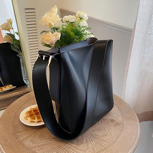 Женская сумка из экокожи с регулируемым ремнем M00029-1 28х30х8 см Черный/Золотистой фурнитурой - фото 2 Женская сумка из экокожи с регулируемым ремнем M00029-1 28х30х8 см Черный/Золотистой фурнитурой - фото 2