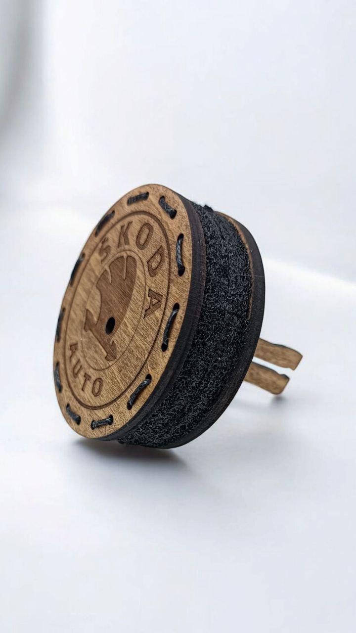 Ароматизатор в дифлектор для авто Skoda Auto из войлока и аромапарфюм 5 мл (77) - фото 3