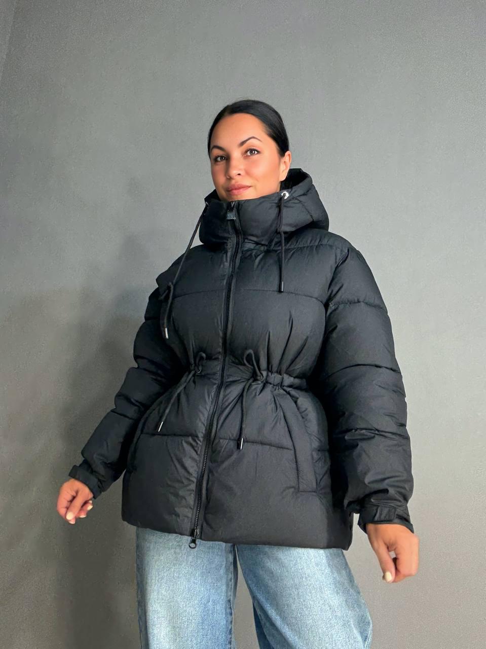 Куртка жіноча A-N 9020-1 подовжена з капюшоном і затяжкою талії р. 46 Чорний - фото 4 Куртка жіноча A-N 9020-1 подовжена з капюшоном і затяжкою талії р. 46 Чорний - фото 4