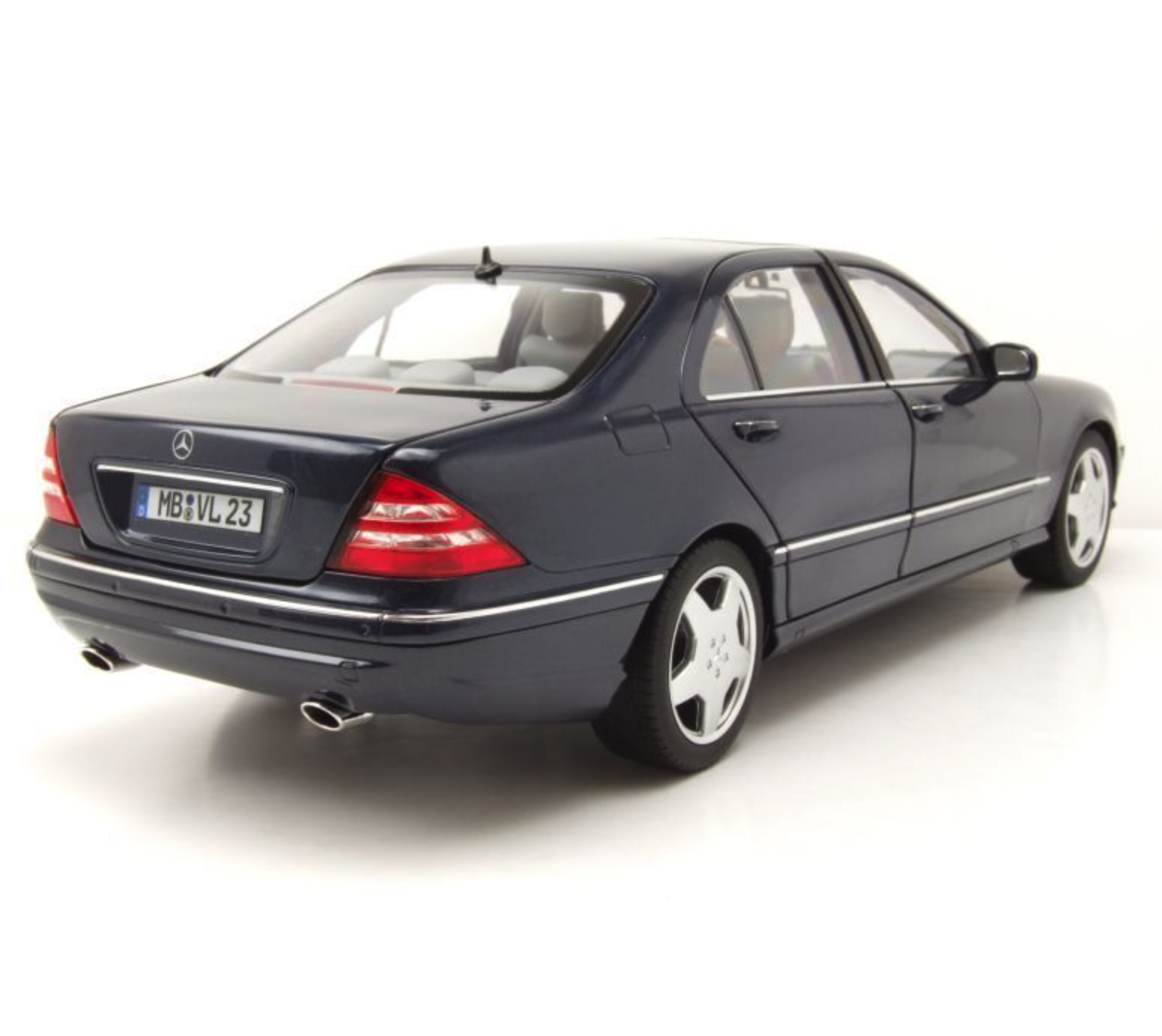 Модель автомобіля Norev 1:18 Mercedes-Benz S55 W220 AMG Blue Metallic (183817) - фото 4 Модель автомобіля Norev 1:18 Mercedes-Benz S55 W220 AMG Blue Metallic (183817) - фото 4