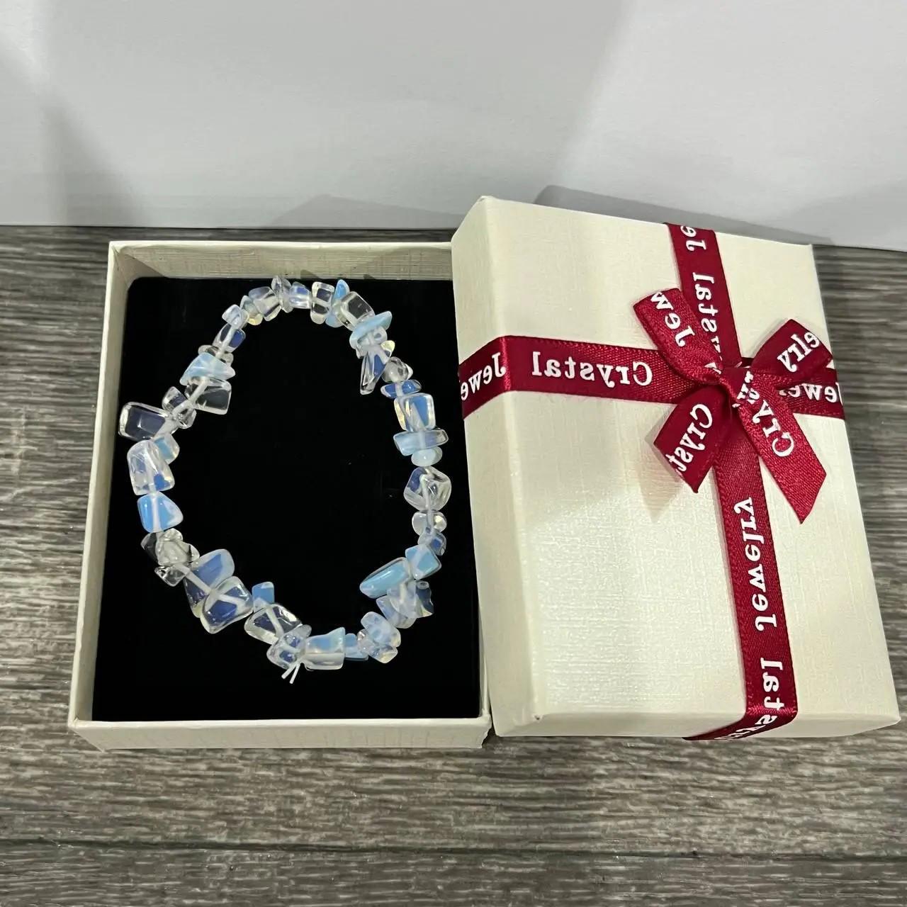 Браслет на резинке Лунный камень опалит белый бусины от 5 до 10 мм в коробочке (82405781)