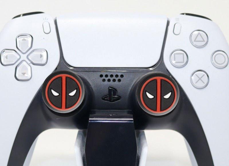 Накладки для джойстика Playstation PS3/PS4/PS5/Xbox силиконовые 2 шт. Deadpool - фото 2 Накладки для джойстика Playstation PS3/PS4/PS5/Xbox силиконовые 2 шт. Deadpool - фото 2