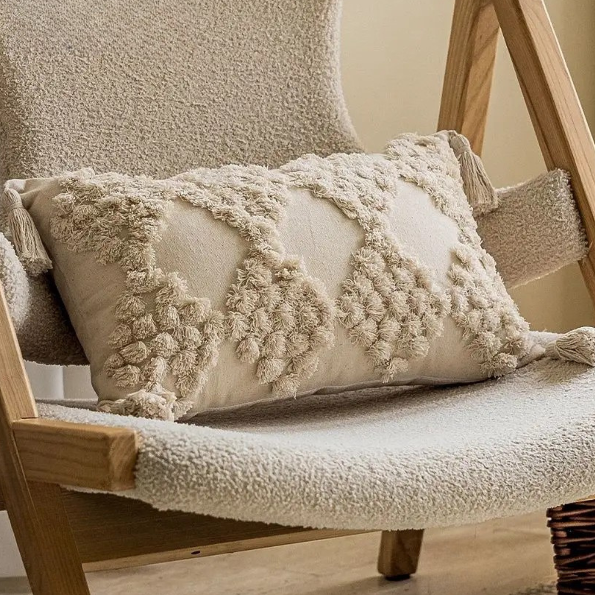 Наволочка декоративная хлопок с эффектным объемным узором прямоугольная с кисточками 50х30 см Кремовый (60085)