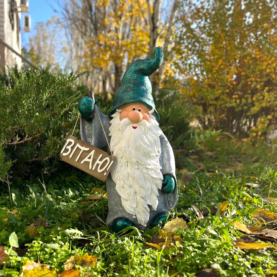 Садова фігура гном привітальник з табличкою Вітаю 50х25х22 см - фото 2 Садова фігура гном привітальник з табличкою Вітаю 50х25х22 см - фото 2