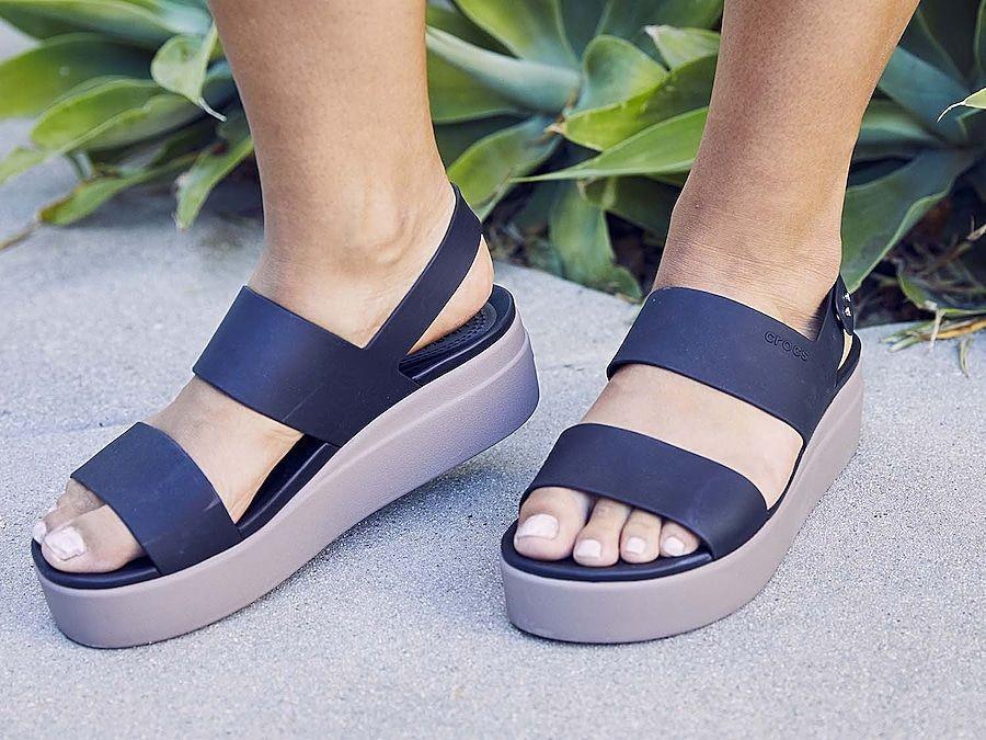 Сандали женские Crocs Brooklyn Low Wedge р. 39/40 Black/Mushroom (14856) - фото 11