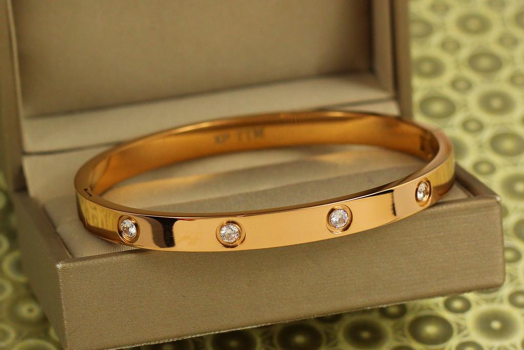 Браслет бенгл Xuping Jewelry жесткий Love Bracelet с фианитами 60 мм на руку 17-19 см. Золотистый (34089670)