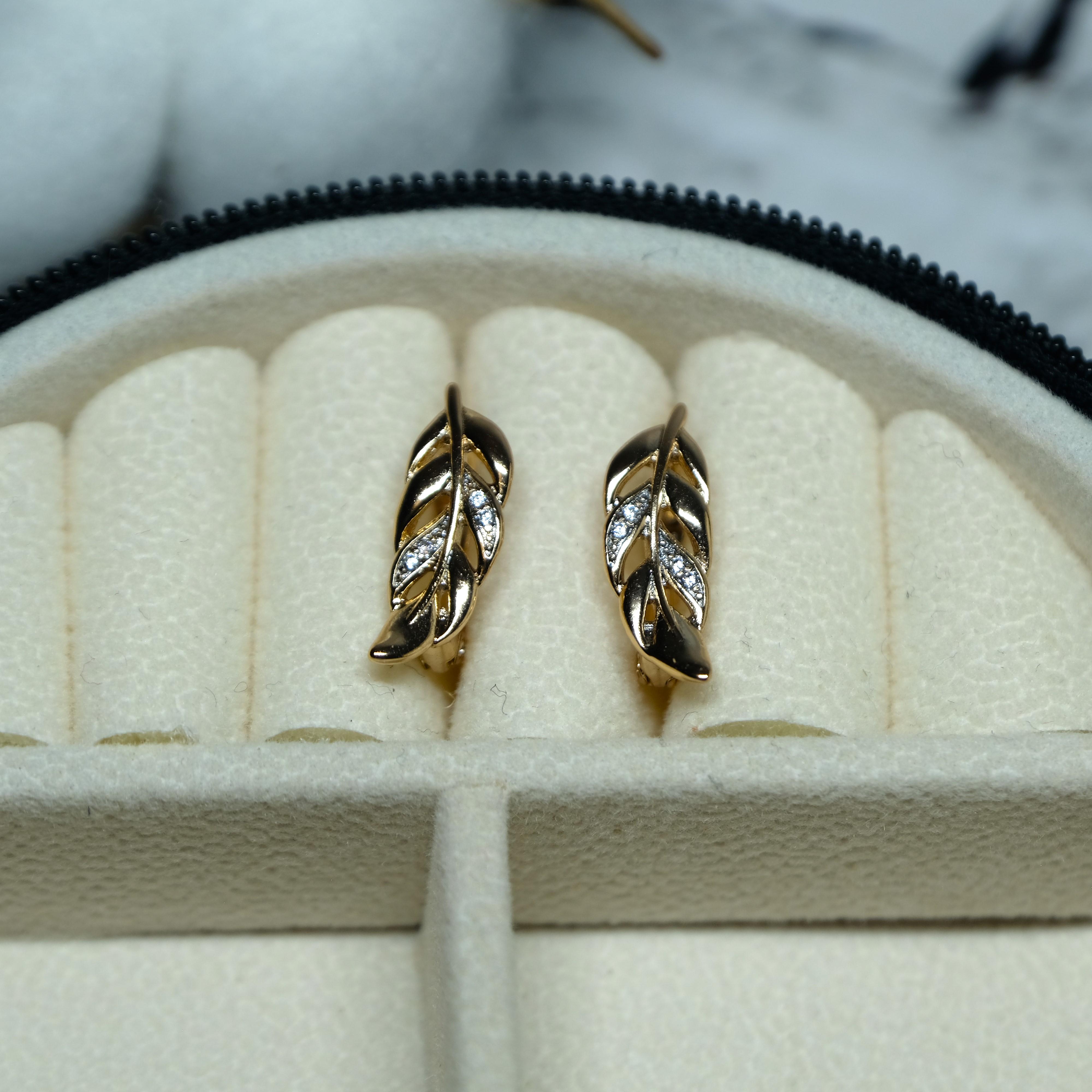 Сережки Xuping Jewerly перья с белым цирконом из медицинского сплава 18х6 мм (XC-2226) Сережки Xuping Jewerly перья с белым цирконом из медицинского сплава 18х6 мм (XC-2226)