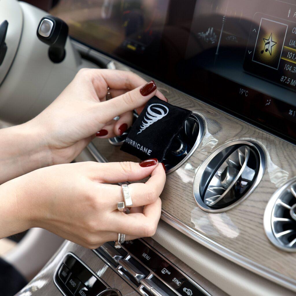 Ароматизатор HURRICANE BLACK STANDART стильний автоаромат з нотами дубового моху шкіри та пачулі - фото 2 Ароматизатор HURRICANE BLACK STANDART стильний автоаромат з нотами дубового моху шкіри та пачулі - фото 2