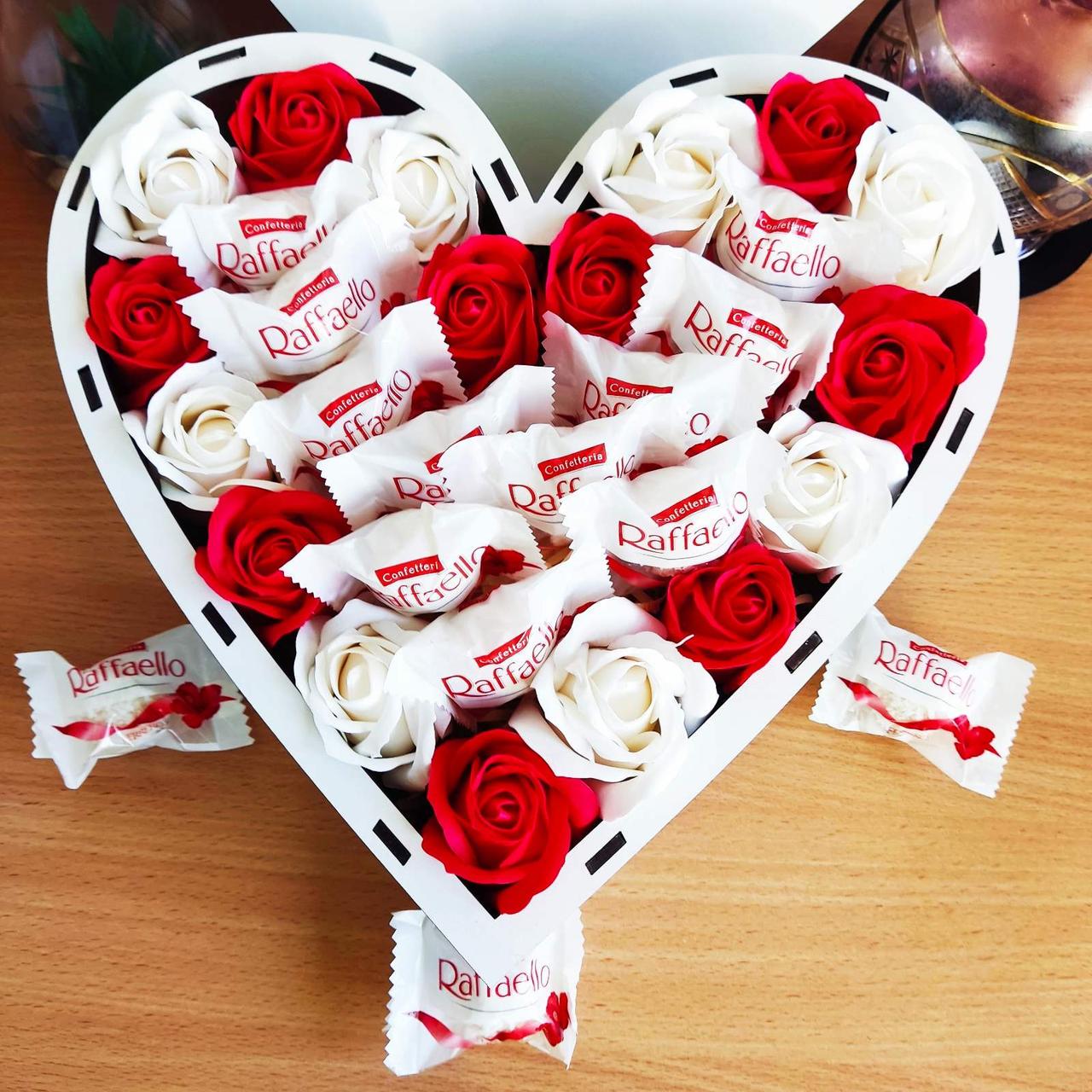 Подарочный набор из конфет Raffaello и роз для девушки на празник/день рождения/новый год/день влюбленных/8 марта (ar7)