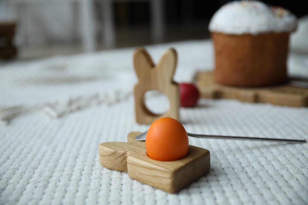 Подставка из дерева ясеня для 1 крашанки Ушки 6,5х11х2,5 см (WDE-3.1) - фото 7 Подставка из дерева ясеня для 1 крашанки Ушки 6,5х11х2,5 см (WDE-3.1) - фото 7