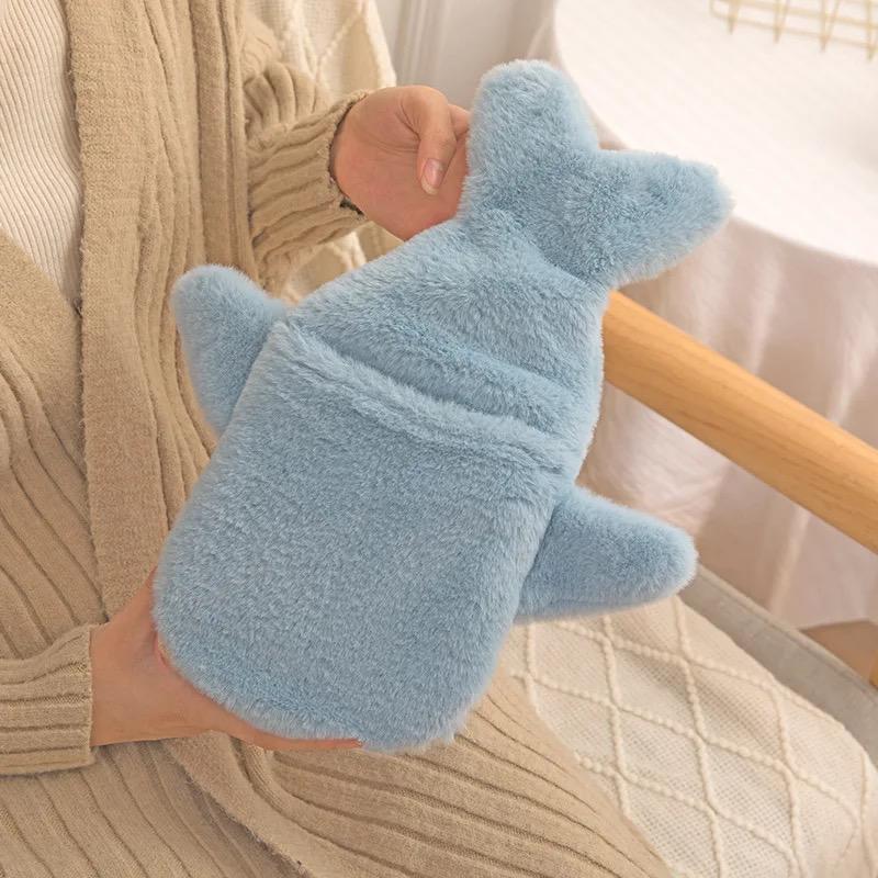 Грелка для рук ног тела акула резиновая с плюшевым чехлом 36х30 см 1 л Голубой - фото 5 Грелка для рук ног тела акула резиновая с плюшевым чехлом 36х30 см 1 л Голубой - фото 5