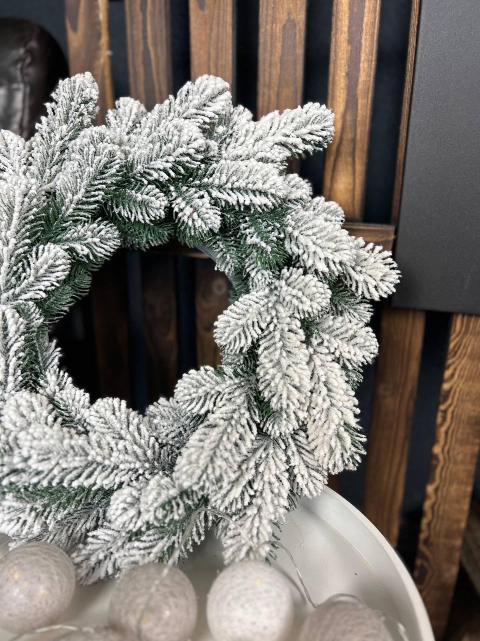 Новорічний засніжений вінок Тріумф зі штучної хвої 40 см Зелений (YA678605) - фото 5 Новорічний засніжений вінок Тріумф зі штучної хвої 40 см Зелений (YA678605) - фото 5
