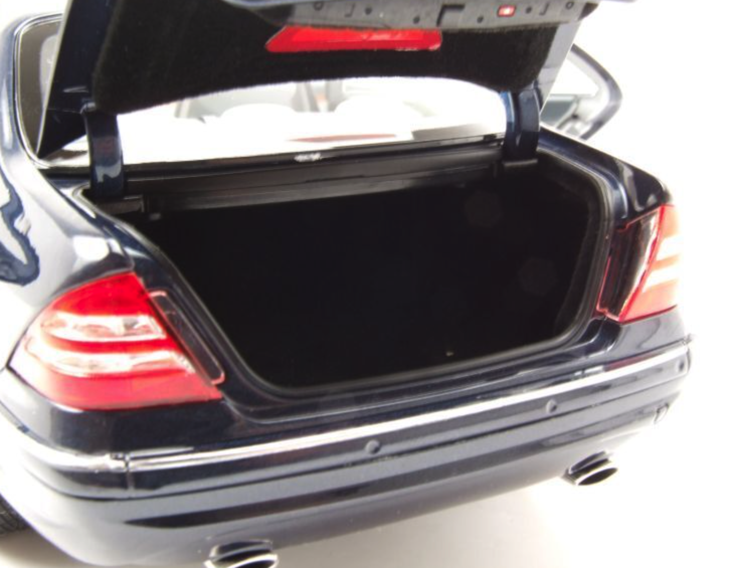 Модель автомобіля Norev 1:18 Mercedes-Benz S55 W220 AMG Blue Metallic (183817) - фото 7 Модель автомобіля Norev 1:18 Mercedes-Benz S55 W220 AMG Blue Metallic (183817) - фото 7