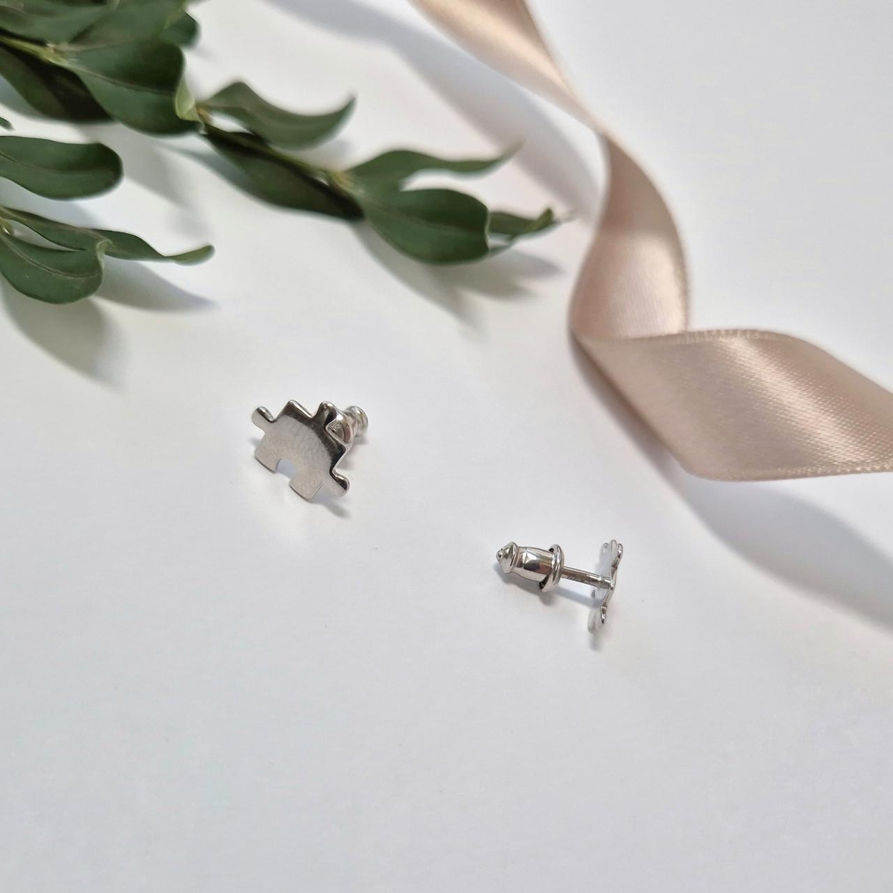 Серьги гвоздики на фиксаторах Пазл без камней серебро 925 пробы родированное 1,12 г (580пус)