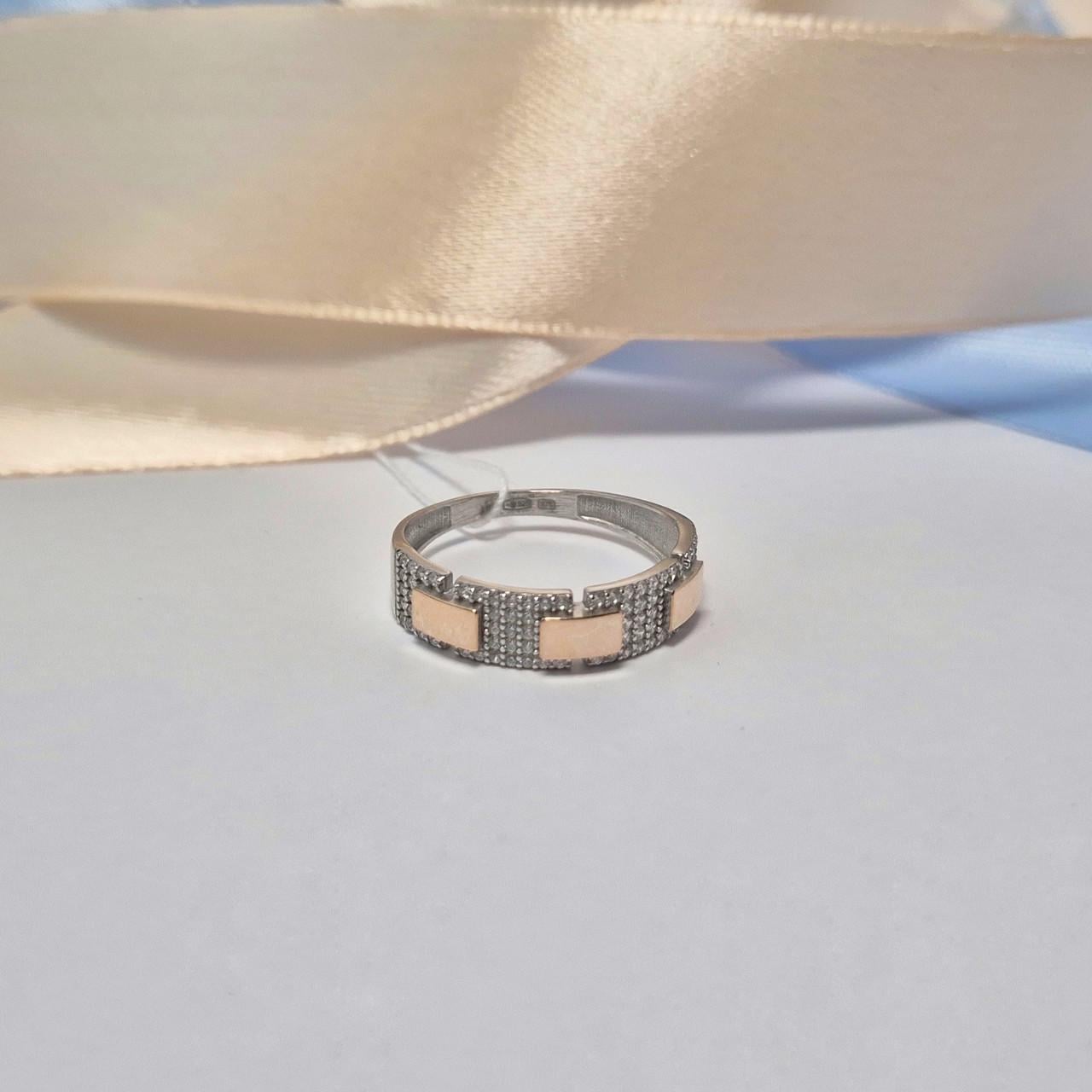 Кольцо с золотой пластиной и белыми камнями серебро 925 пробы 1,89 г р. 19 (1583)