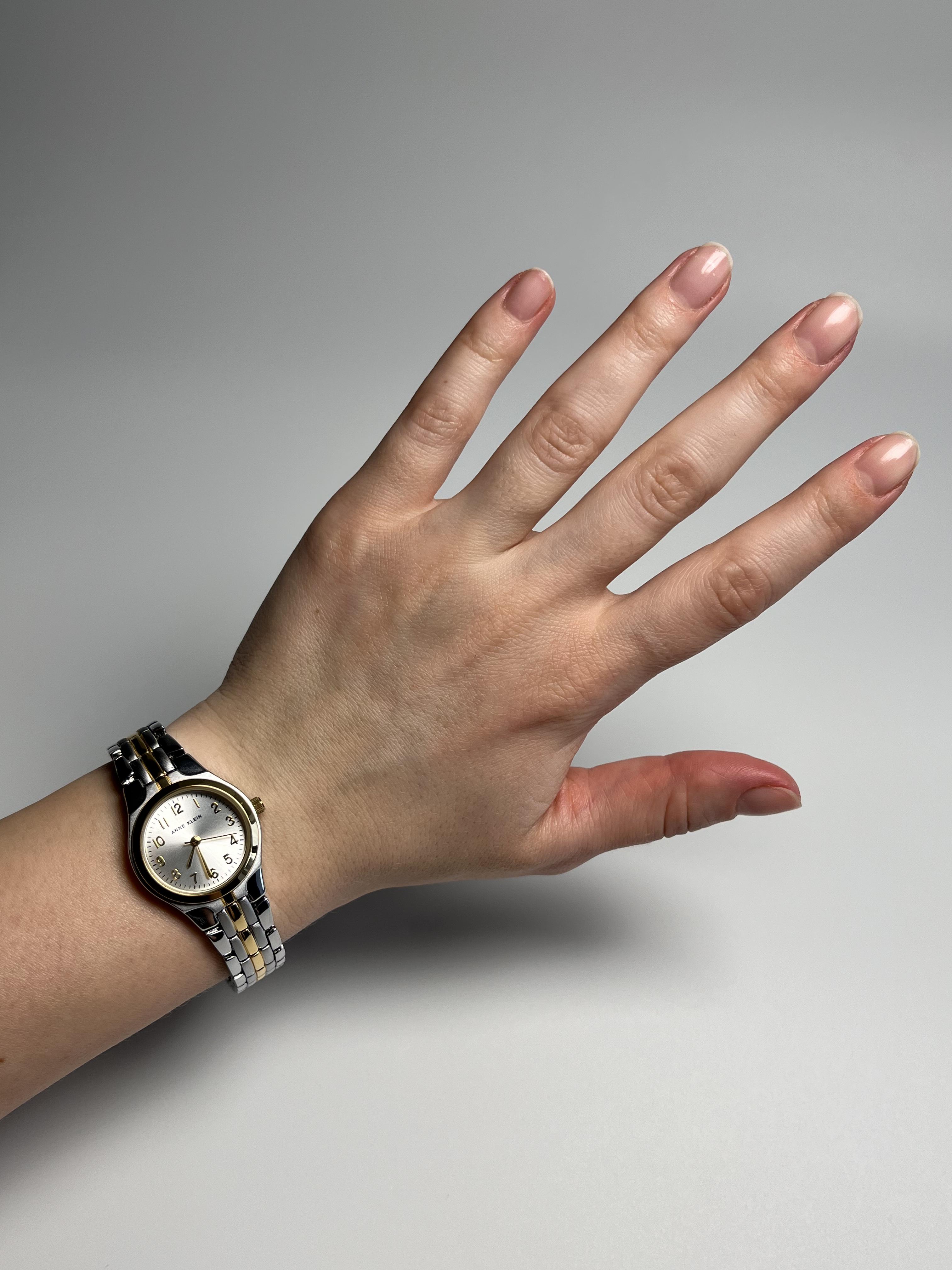 Часы женские Anne Klein 10/5491SVTT Серебристые (14438346) - фото 9 Часы женские Anne Klein 10/5491SVTT Серебристые (14438346) - фото 9