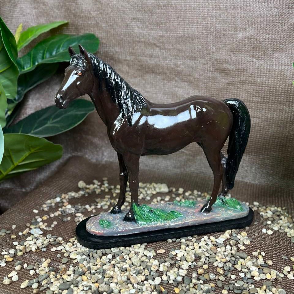Статуэтка декоративная Благородный конь на подставке 28x30x8 см Темно-коричневый (4494)