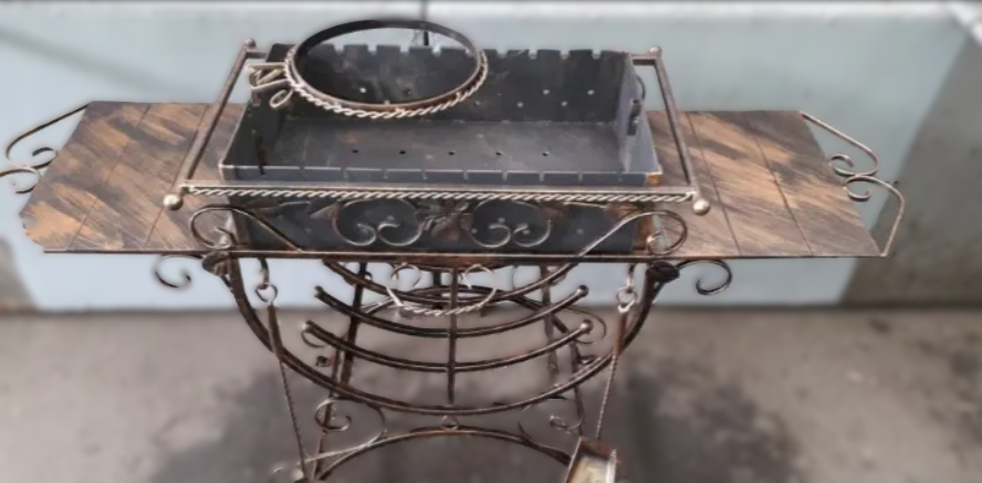 Мангал з дровницею на 10 шампурів із бічними столиками/підставкою для казана/совком/кочергою в комплекті (7080) - фото 6 Мангал з дровницею на 10 шампурів із бічними столиками/підставкою для казана/совком/кочергою в комплекті (7080) - фото 6