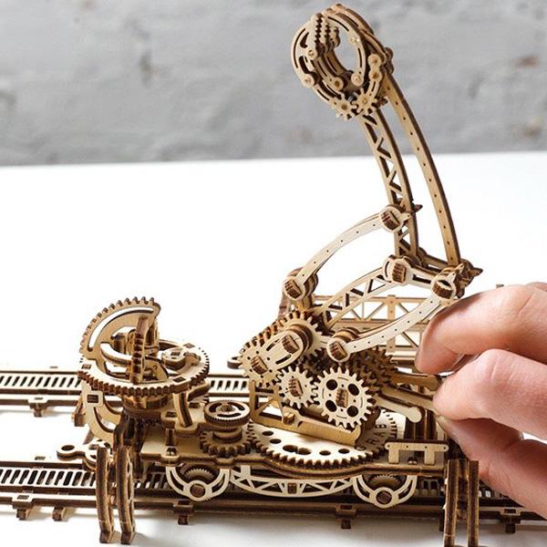 3D пазл механічний UGEARS «Маніпулятор на рейках» - фото 5 3D пазл механічний UGEARS «Маніпулятор на рейках» - фото 5